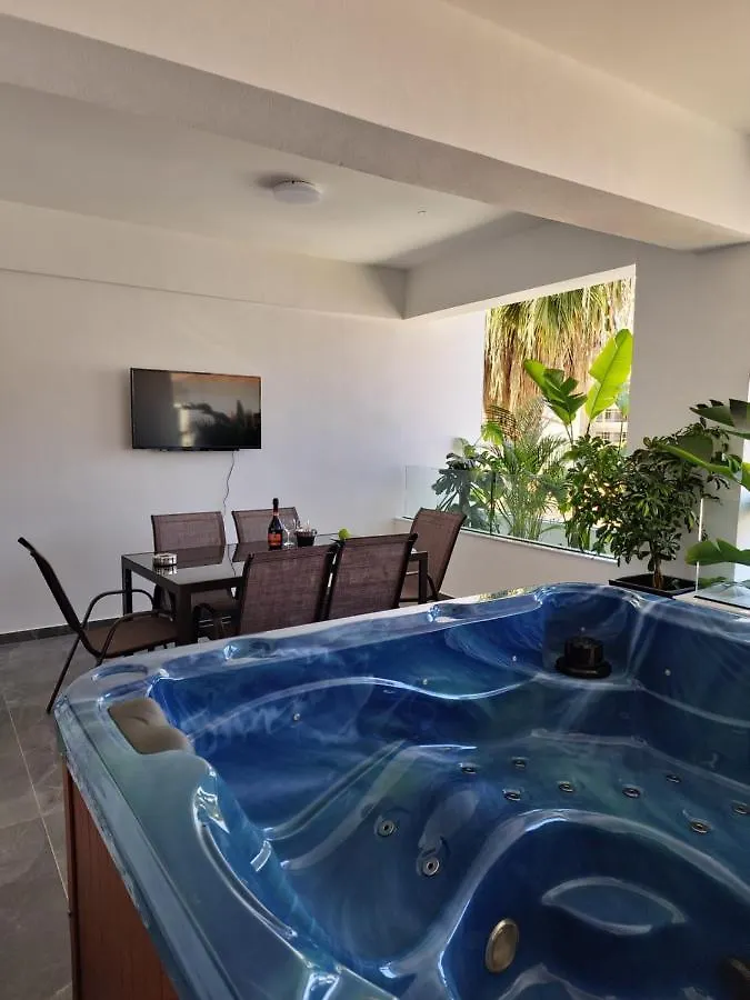 Carisa Deluxe Apartment With Jacuzzi Larnaca Cypern