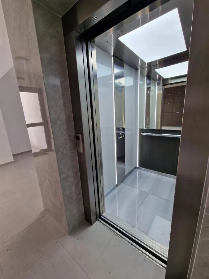 Carisa Deluxe Apartment With Jacuzzi Larnaca