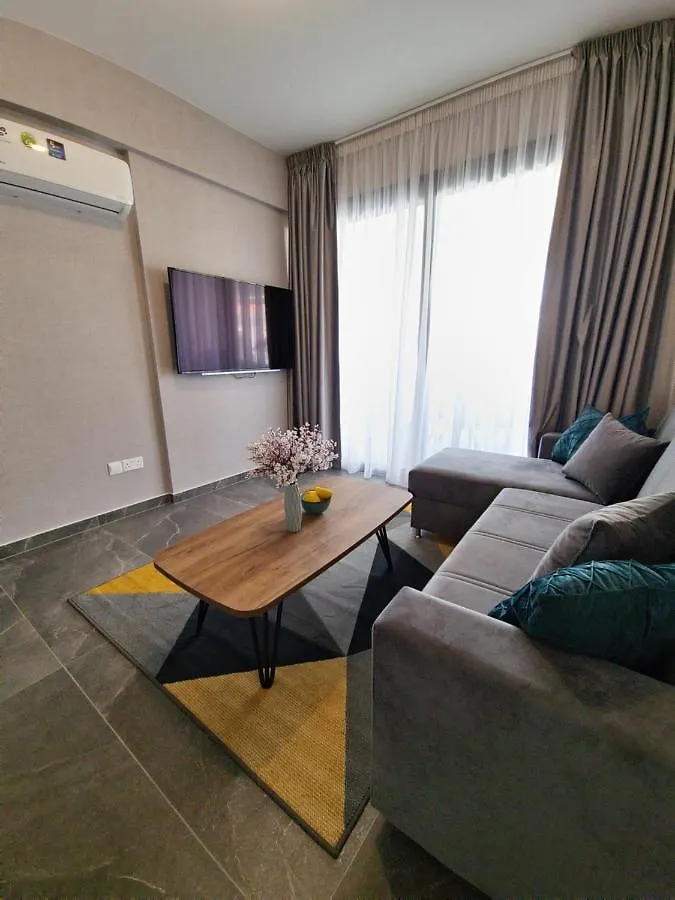 Carisa Deluxe Apartment With Jacuzzi Larnaca