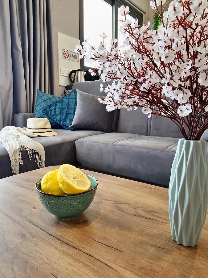 Carisa Deluxe Apartment With Jacuzzi Larnaca