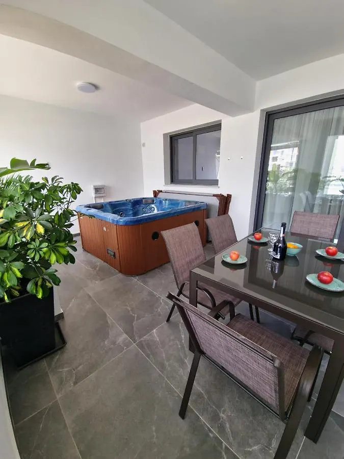 Carisa Deluxe Apartment With Jacuzzi Larnaca