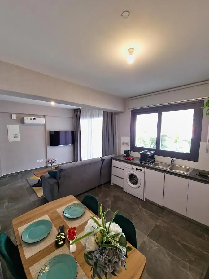 Carisa Deluxe Apartment With Jacuzzi Larnaca